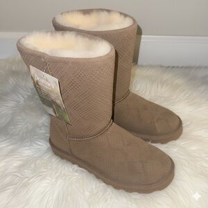 BEARPAW Elaina Short Embossed Boots in “Earth”